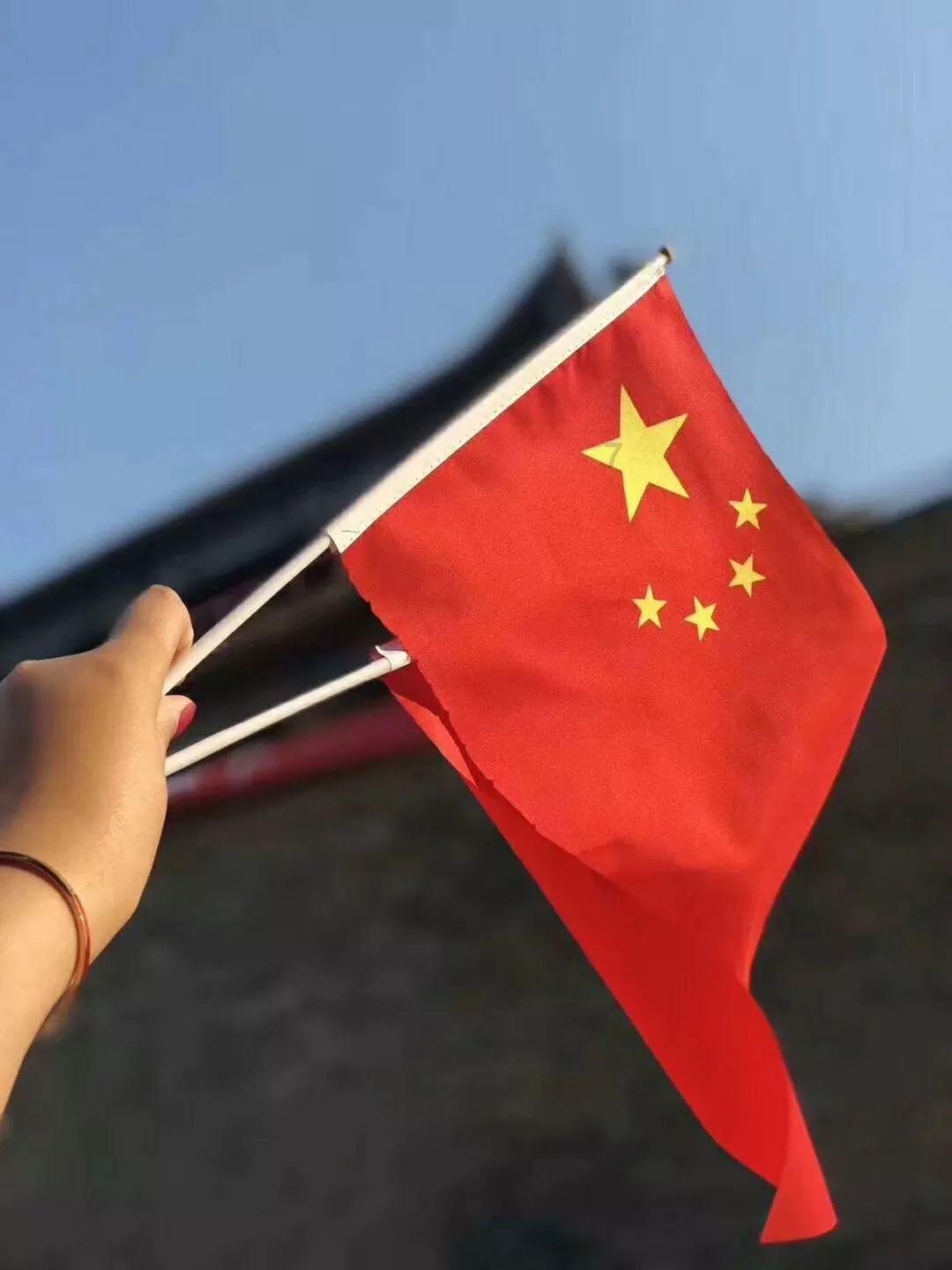 太冲动!男子骑车与人剐蹭发生冲突,竟用脚踩其上半身