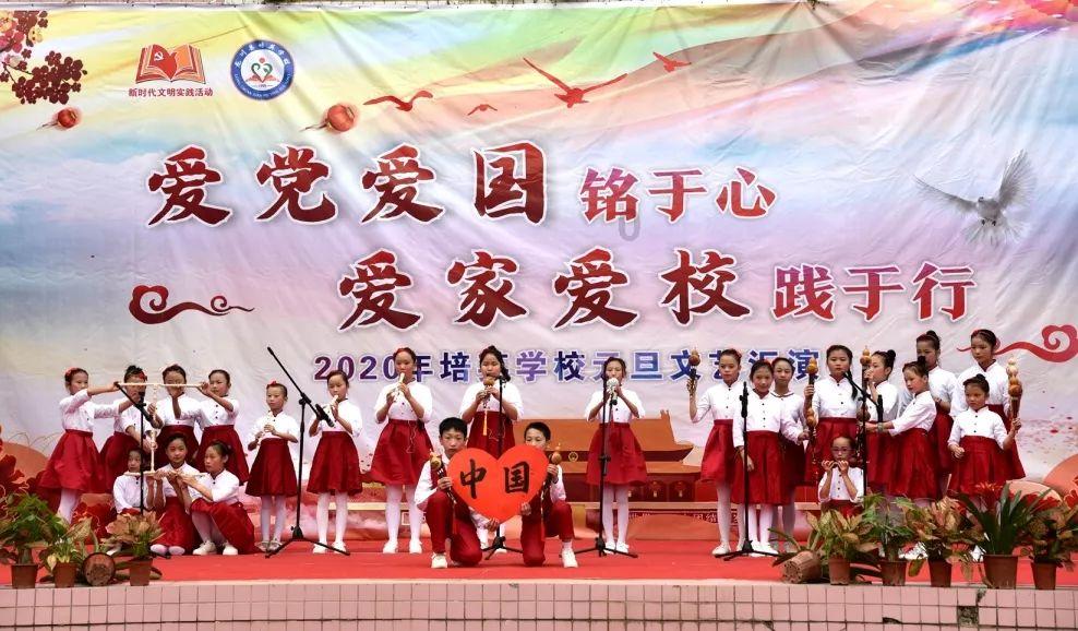 韩庚卢靖姗同框,网友都说韩庚好会找老婆,嫂子大气舒展有涵养