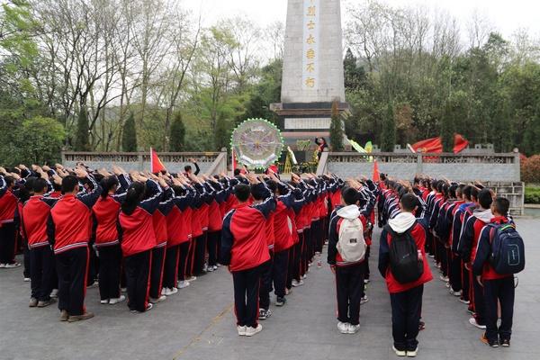 真理与绝对性的关系是什么？